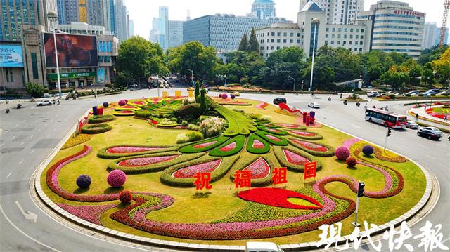 南京鼓楼广场换上“国庆妆”，孔雀绿雕绚丽多彩